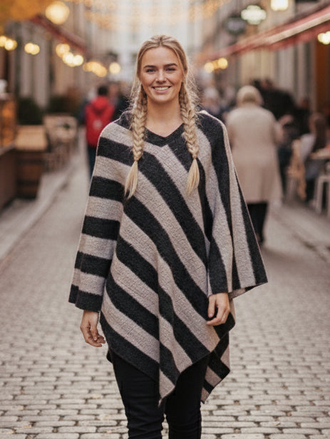 Poncho Randig – asymmetrisk handstickad ullponcho i svart och vitt från Nepal